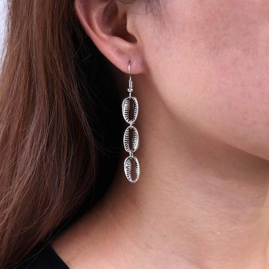Boho Cowrie Shell Earrings Silver Shell Drop Earrings Vintage Sea Shell Earrings Long Metal Cowrie Earrings Jewelry for Women