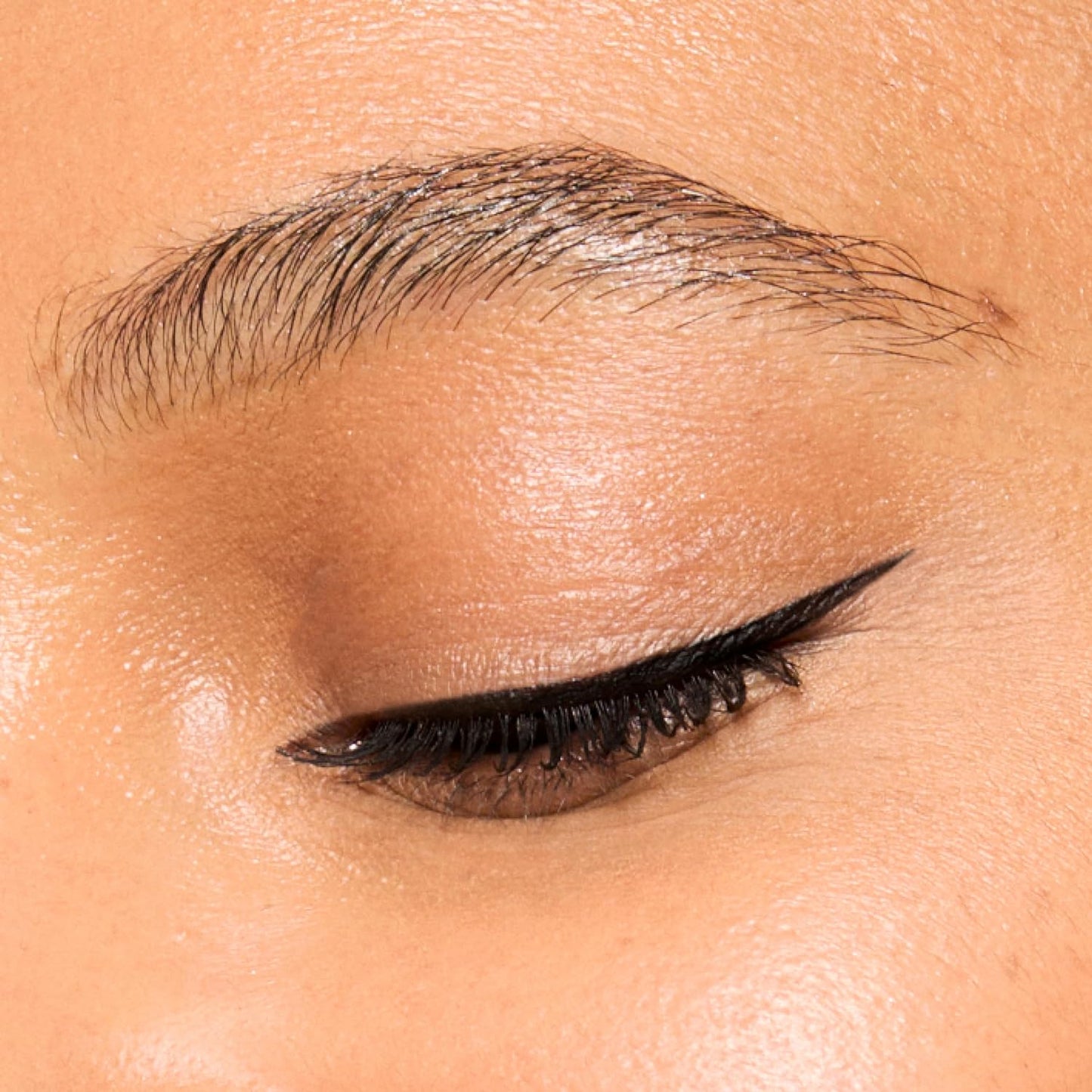 Honest Beauty Longlasting Liquid Eyeliner | Smudge + Flake Proof, Precise Application | Hypoallergenic, Vegan, + Cruelty Free | Black, 0.58 fl oz