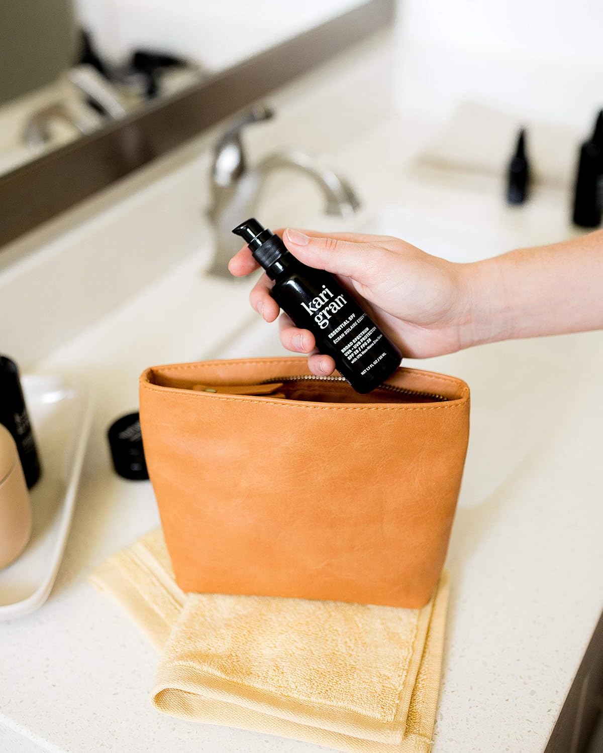 Kari Gran - Natural Essential SPF 30 Moisturizing Facial Sunscreen with Plant-Based Ingredients (1oz / 30ml)